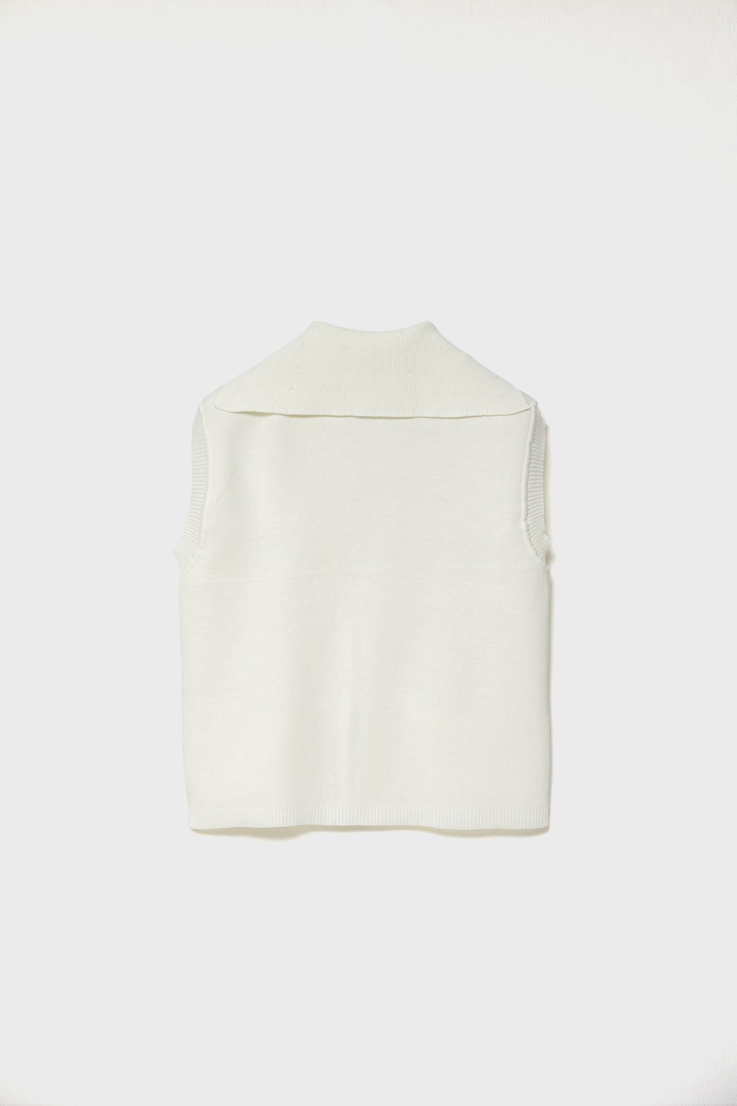 RECYCLED SMOOTH-KNIT VEST - White