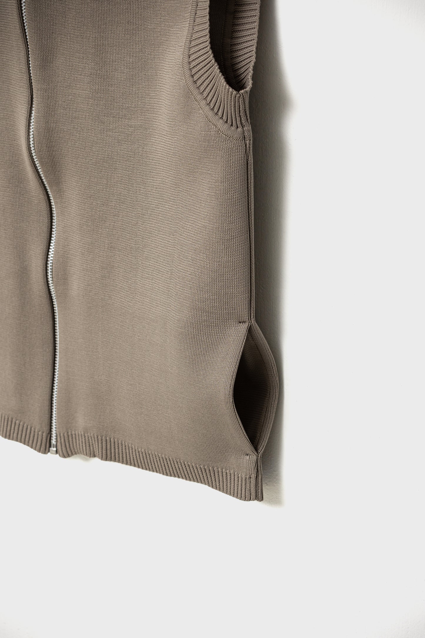 RECYCLED SMOOTH-KNIT VEST - Beige